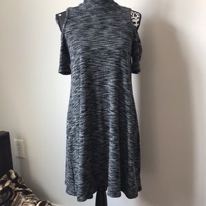 Soprano mid-length, shoulder cut-out dress